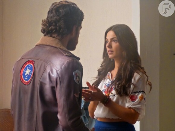 Sandra (Isis Valverde) comenta com Rafael (Marco Pigossi) que recebeu ua encomenda de Carlota (Giulia Gam), em 'Boogie Oogie'