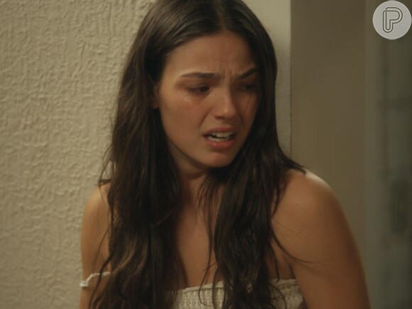 Sandra (Isis Valverde) fica nervosa com encomenda que recebe de Carlota (Giulia Gam), em 'Boogie Oogie', em 28 de novembro de 2014