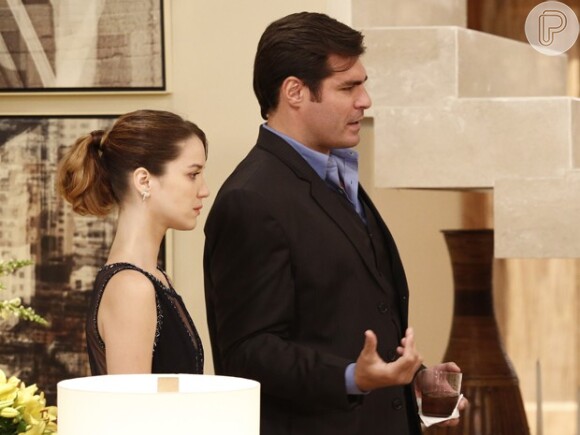 Marcos (Thiago Lacerda) e Laura (Nathalia Dill) ficam surpresos com a presença de Caíque (Sergio Guizé), em 'Alto Astral'