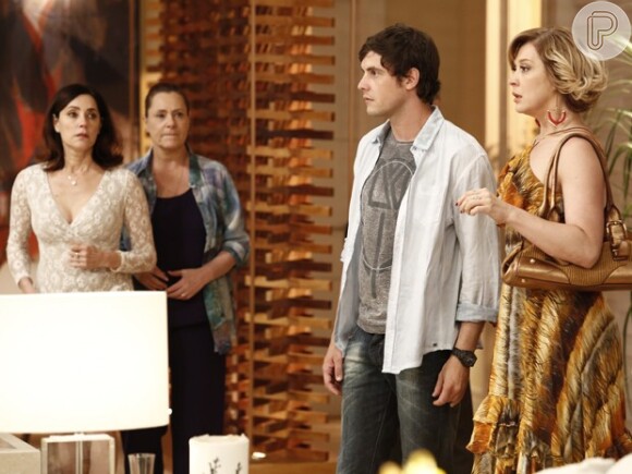 Samantha (Claudia Raia) tentar tirar Caíque (Sergio Guizé) da festa, mas ele insiste em ficar para celebrar o noivado de Marcos (Thiago Lacerda) e Laura (Nathalia Dill), em 'Alto Astral'