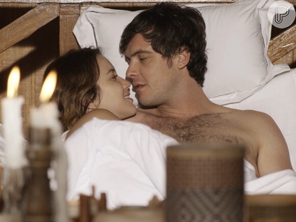 Laura (Nathalia Dill) se lembra que teve uma noite de amor com Caíque (Sergio Guizé) , em 'Alto Astral'