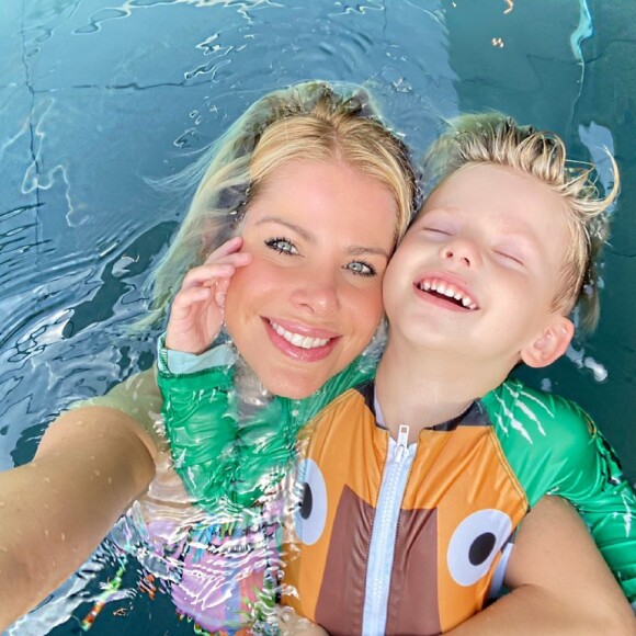 Karina Bacchi, mãe de Enrico, pediu opiniões na web ao mostrar video de vacinação