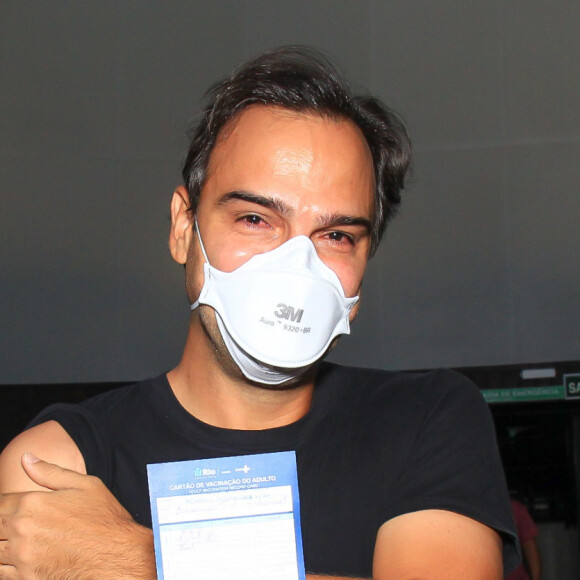 Tadeu Schmidt se emocionou ao tomar primeira dose de vacina contra Covid-19