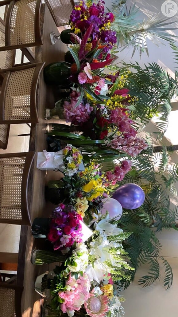 Marina Ruy Barbosa ganhou muitas flores em seu aniversário
