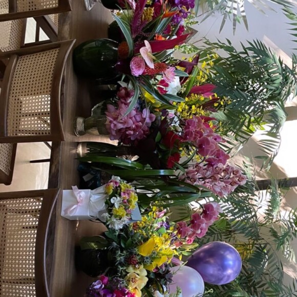 Marina Ruy Barbosa ganhou muitas flores em seu aniversário