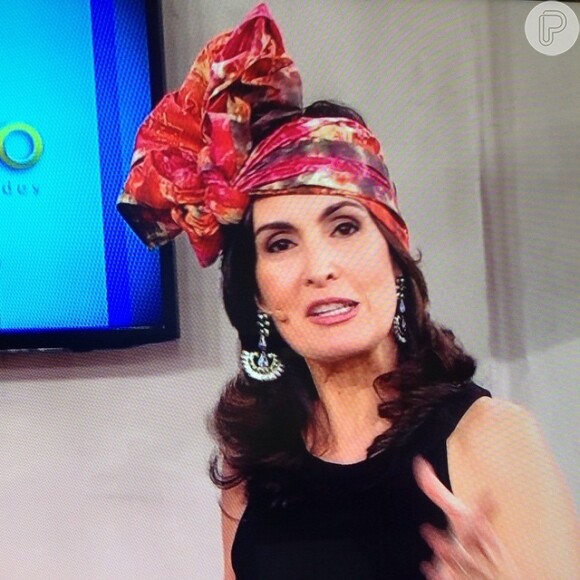 Fátima Bernardes usa turbante feito por Juliana Luna, da marca Project Tribe