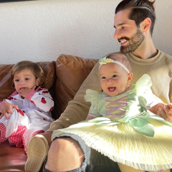 Alok posou com seus filhos com Romana Novais