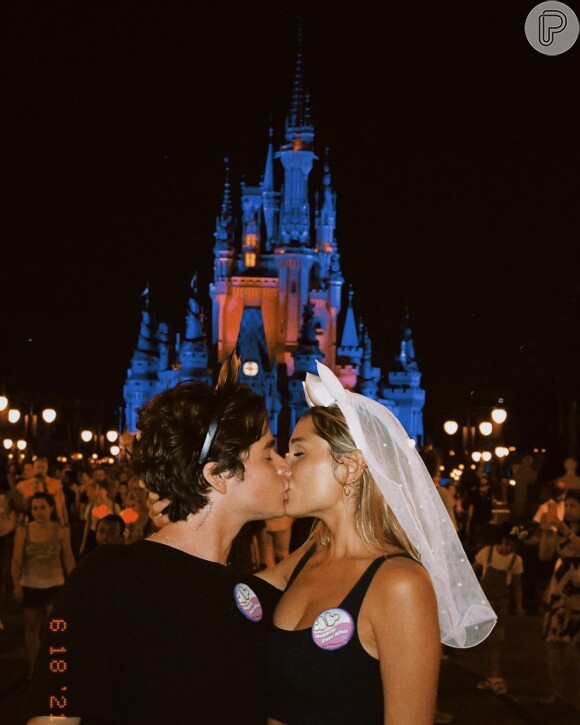 Sasha Meneghel e João Figueiredo apareceram em lua de mel na Disney