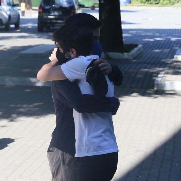 João Fernandes foi consolado por amigos e familiares no dia da cremação de Mabel Calzolari