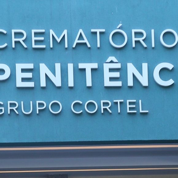 João Fernandes levou o filho ao velório e cremação de Mabel Calzolari