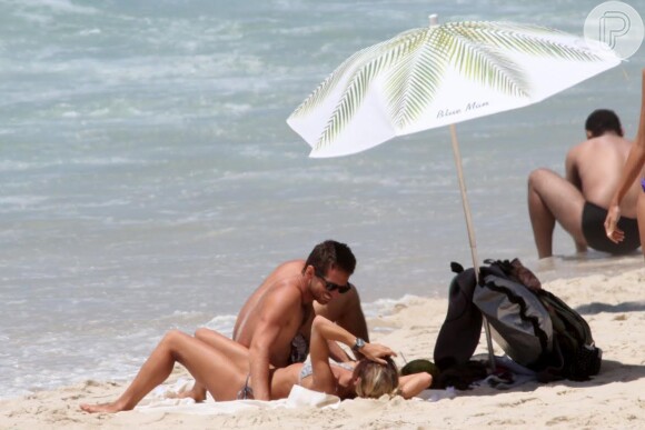Fernanda de Freitas trocou muitos beijos com seu namorado na praia