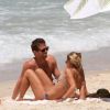 Fernanda de Freitas e o namorado se divertiram juntos na praia