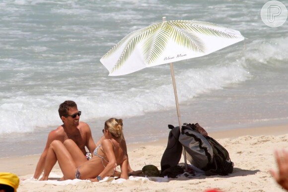Fernanda de Freitas e o namorado se divertiram juntos na praia
