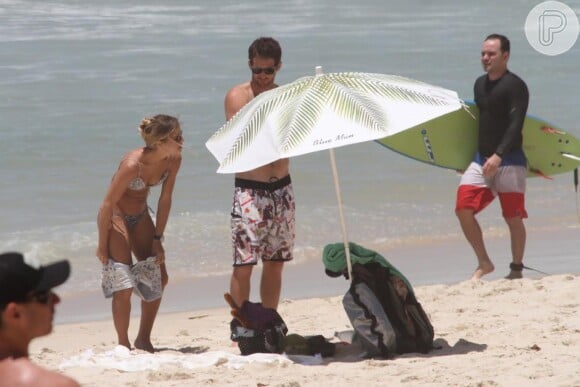 Fernanda de Freitas exibiu sua ótima forma a bordo de um biquíni de lacinho nesta quinta-feira, 20 de novembro de 2014, na praia da Barra da Tijuca, Zona Oeste do Rio. Acompanhada pelo namorado, a atriz trocou vários beijos na areia e bebeu uma água de coco para se refrescar