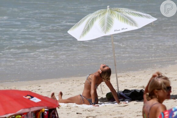Fernanda de Freitas exibiu sua ótima forma a bordo de um biquíni de lacinho nesta quinta-feira, 20 de novembro de 2014, na praia da Barra da Tijuca, Zona Oeste do Rio. Acompanhada pelo namorado, a atriz trocou vários beijos na areia e bebeu uma água de coco para se refrescar