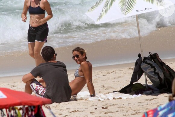 Fernanda de Freitas exibiu sua ótima forma a bordo de um biquíni de lacinho nesta quinta-feira, 20 de novembro de 2014, na praia da Barra da Tijuca, Zona Oeste do Rio. Acompanhada pelo namorado, a atriz trocou vários beijos na areia e bebeu uma água de coco para se refrescar