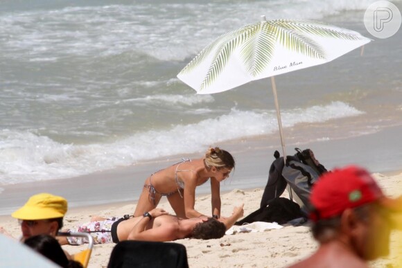 Fernanda de Freitas exibiu sua ótima forma a bordo de um biquíni de lacinho nesta quinta-feira, 20 de novembro de 2014, na praia da Barra da Tijuca, Zona Oeste do Rio. Acompanhada pelo namorado, a atriz trocou vários beijos na areia e bebeu uma água de coco para se refrescar
