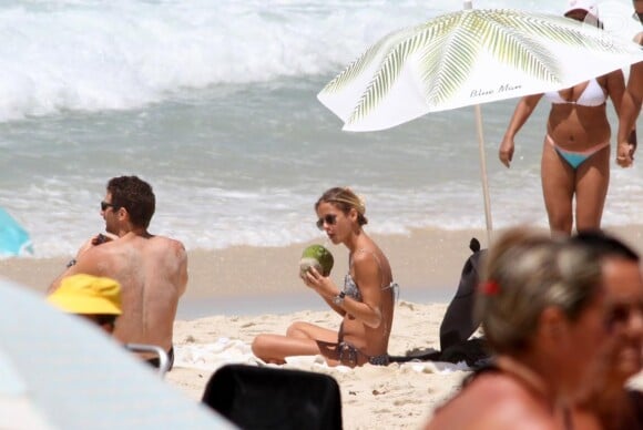 Fernanda de Freitas exibiu sua ótima forma a bordo de um biquíni de lacinho nesta quinta-feira, 20 de novembro de 2014, na praia da Barra da Tijuca, Zona Oeste do Rio. Acompanhada pelo namorado, a atriz trocou vários beijos na areia e bebeu uma água de coco para se refrescar
