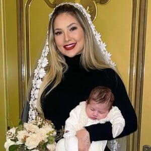 Virgínia Fonseca fez mistério ao postar foto de noiva segurando a filha, Maria Alice, de 1 mês