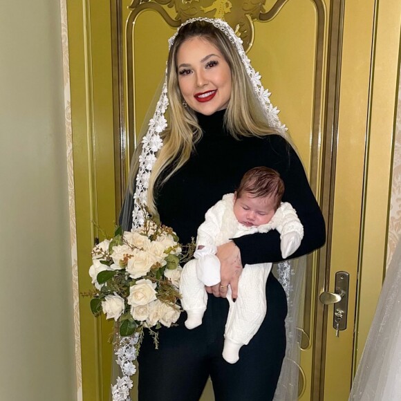 Virgínia Fonseca se veste de noiva e mostra que filha é quase tão pequena quando um buquê