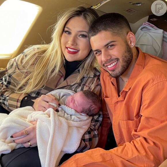 Virgínia e Zé Felipe postaram cliques da viagem de avião com a filha nas redes sociais