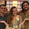 Novela 'Salve-se Quem Puder': Luna (Juliana Paiva) recebe convites de Téo (Felipe Simas) e Alejandro (Rodrigo Simas) para viajar com eles