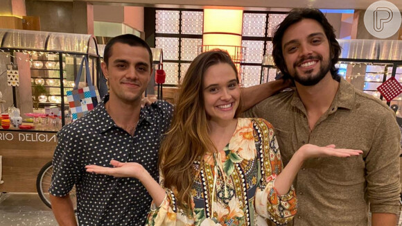 Novela 'Salve-se Quem Puder': Luna (Juliana Paiva) recebe convites de Téo (Felipe Simas) e Alejandro (Rodrigo Simas) para viajar com eles