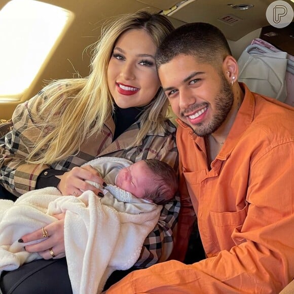 A filha de Virgínia Fonseca e Zé Felipe viajou pela primeira vez de avião com 1 mês de vida