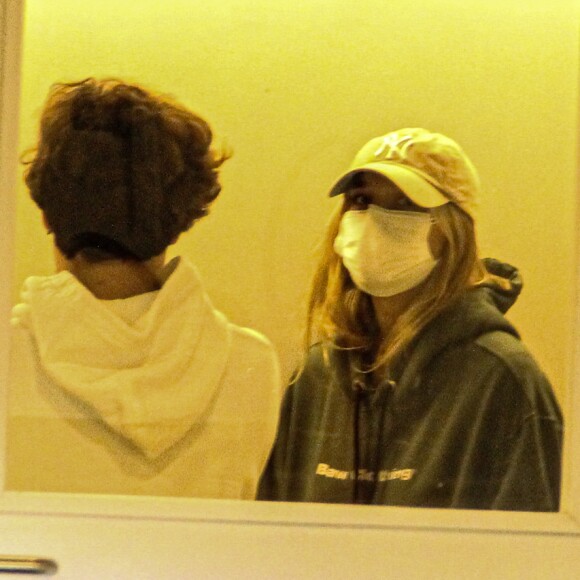 Luciano Szafir recebeu a visita da filha Sasha no hospital