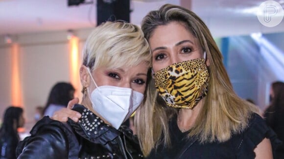 Patricia Marx e a namorada, Renata Pedreira, foram a desfile de moda em buffet de São Paulo