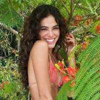 Bruna Marquezine curte dia de sol no Rio e exibe bumbum em biquíni florido. Foto!