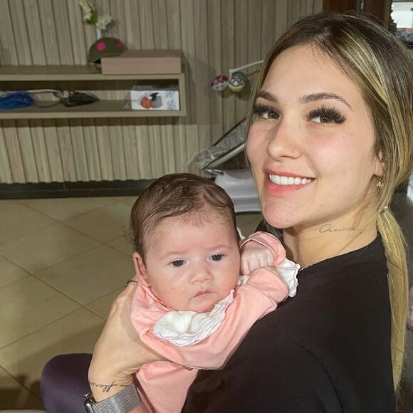 Virgínia Fonseca exibe peso de filha de 2 meses, Maria Alice, e celebra saúde da bebê