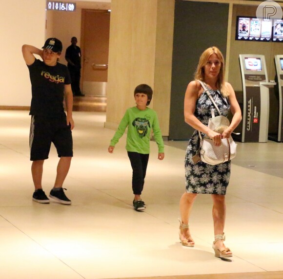 Carolina Dieckmann levou seus filhos Davi e José a um shopping na Barra da Tijuca, Zona Oeste do Rio, na noite desta sexta-feira, 21 de novembro de 2014