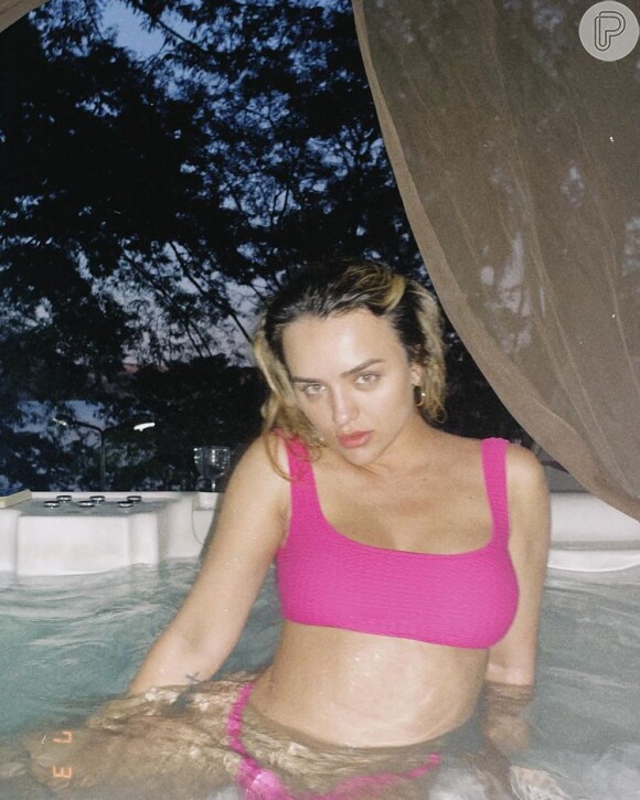 Recém-solteira, Rafa Kalimann agita web com foto de biquíni em banheira e faz post reflexivo: 'Encontrei um mundo novo'