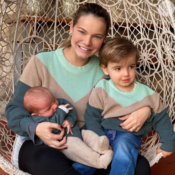 Milena Toscano posou com os filhos, João Pedro, de 1 ano e 10 meses, e Francisco, de 1 mês, e encantou a web: 'Fofos'