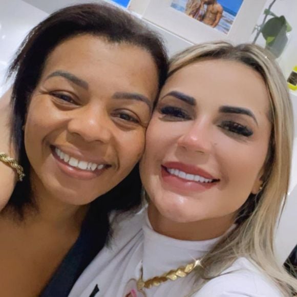 Mãe de MC Kevin minimiza brigas com muher do cantor, Deolane Bezerra: 'Sogra briga mas ama'