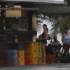 Grazi Massafera deu uma corridinha na praia da Barra da Tijuca, na Zona Oeste do Rio de Janeiro. De regata e shortinho, a atriz mostrou sua já conhecida boa forma. Depois do exercício, Grazi levou a filha Sofia para passear de carro