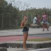 Grazi Massafera deu uma corridinha na praia da Barra da Tijuca, na Zona Oeste do Rio de Janeiro. De regata e shortinho, a atriz mostrou sua já conhecida boa forma. Depois do exercício, Grazi levou a filha Sofia para passear de carro
