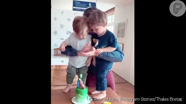 Vídeo de Thales Bretas com filhos mostra placa de Paulo Gustavo