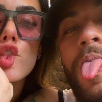Neymar e Bruna Biancardi aparecem juntos em foto e tatuagens românticas roubam a cena