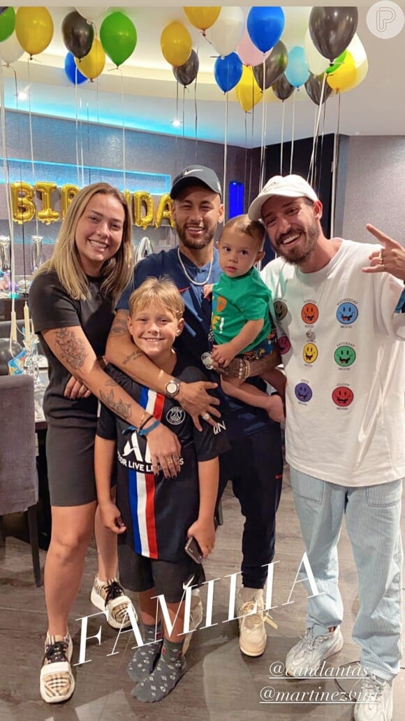 Mãe do filho de Neymar, Carol Dantas também está em Ibiza com o jogador e o atual marido, Vinicius Martinez