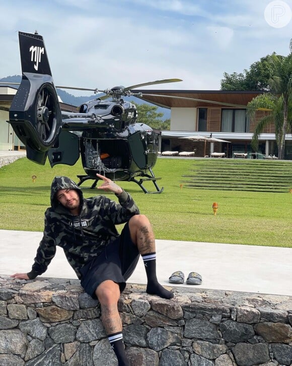 Neymar recentemente posou ao lado de seu helicóptero personalizado e agitou a web