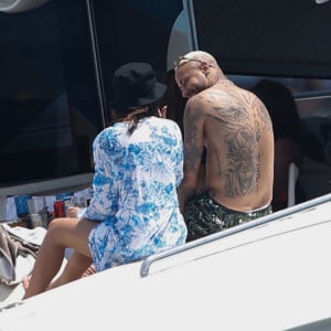 Neymar e Bruna Biancardi foram flagrados em clima de intimidade em um passeio de barco