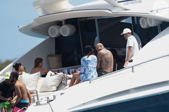 Neymar e Bruna Biancardi foram flagrados em clima de intimidade em um passeio de barco