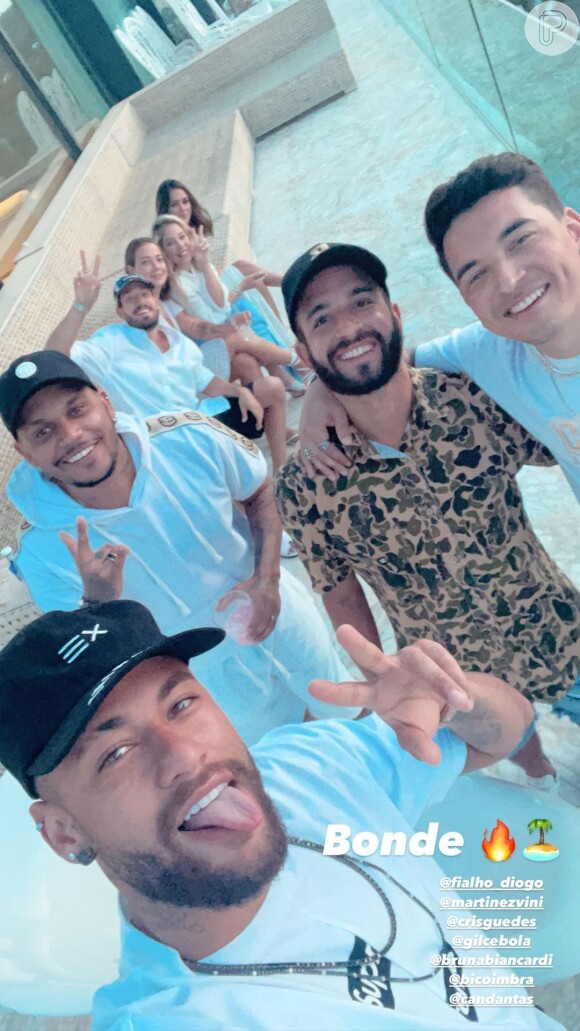 Bruna Biancardi apareceu em uma foto postada por Neymar na companhia de amigos