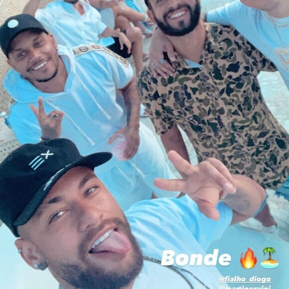 Bruna Biancardi apareceu em uma foto postada por Neymar na companhia de amigos