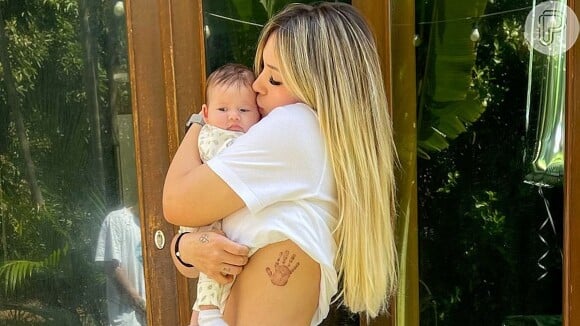 Virgínia Fonseca levou a pequena Maria Alice na viagem, a quem homenageou com uma tatuagem na costela