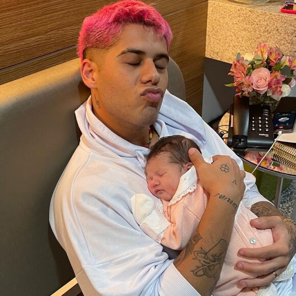 Zé Felipe comemorou o primeiro dia dos pais dando bom-dia carinhoso para a filha, Maria Alice
