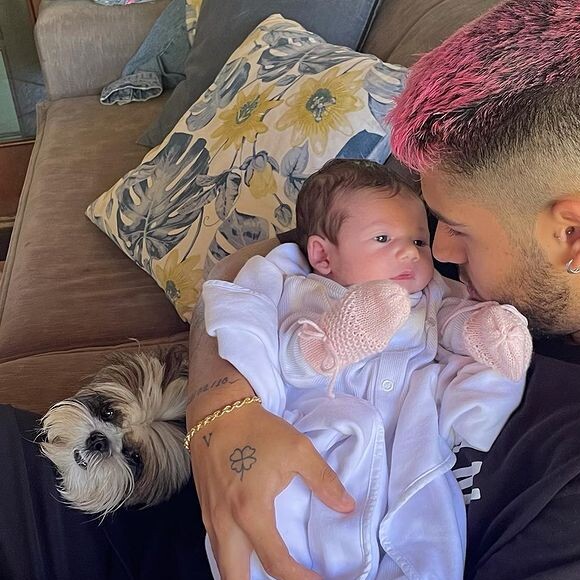 Zé Felipe, de 23 anos, comemorou o primeiro dia dos pais ao lado da filha, Maria Alice e da mulher, Virgínia Fonseca, de 22 anos