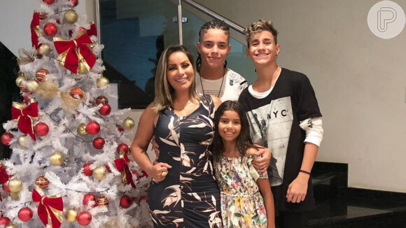 Walkyria Santos em foto com o filho Lucas em 2020 no Natal